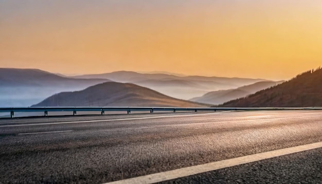 Eine verlassene Asphaltstraße und eine Berglandschaft in der Morgendämmerung