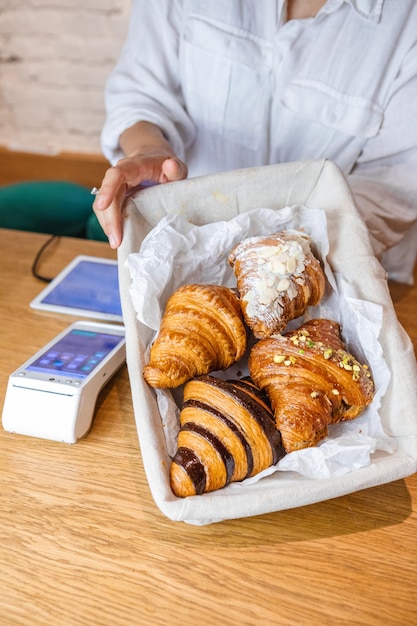 Eine verlockende Präsentation von Croissants in einem Holzkorb an der Kasse