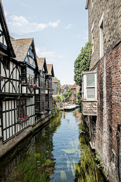 Eine vertikale Aufnahme einer historischen Flusstour durch Canterbury als Besucherattraktion im Vereinigten Königreich