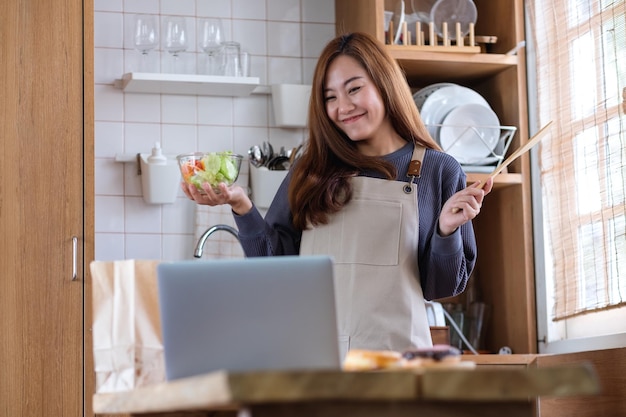 Eine Video-Bloggerin, die Essen in der Küche kocht und für das Konzept des Online-Lernkochkurses filmt