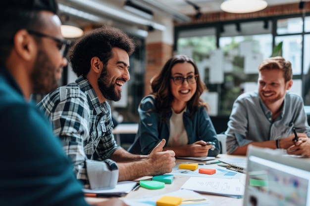 Eine vielfältige Gruppe von Geschäftsleuten, die an einem Treffen teilnehmen, diskutieren und zusammenarbeiten an einem Konferenztisch, fröhliche Kollegen, die an einer Brainstorming-Sitzung teilnehmen.