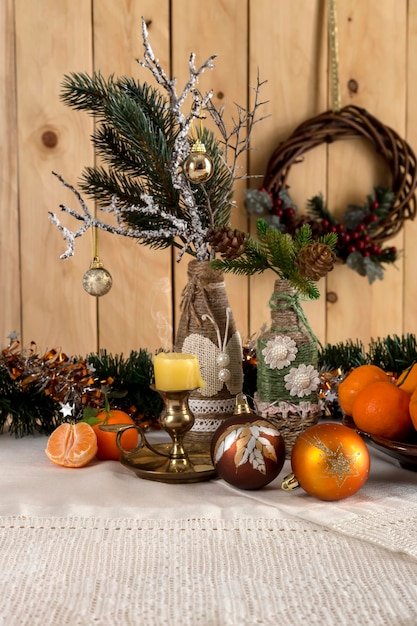 Eine Vielzahl von Christbaumschmuck Orangen und Mandarinen auf dem Tisch in der Nähe