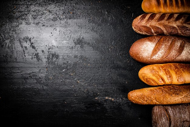 Eine Vielzahl von duftendem frischem Brot