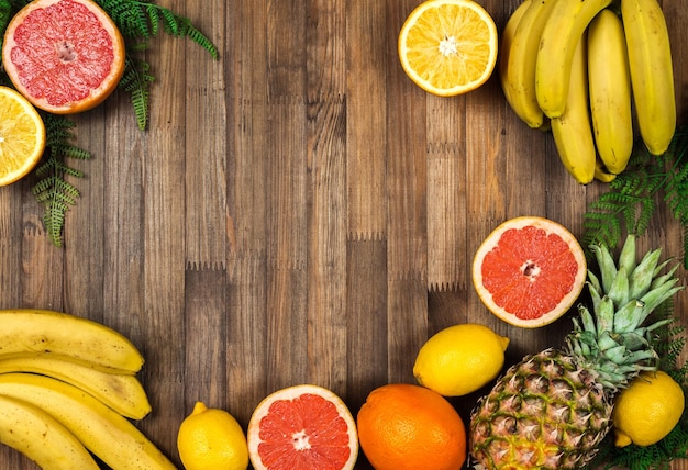 Foto eine vielzahl von früchten auf einem holztisch