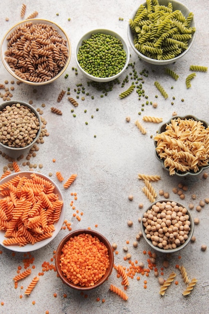 Eine Vielzahl von Fusilli-Nudeln aus verschiedenen Hülsenfrüchten. Glutenfreie Nudeln