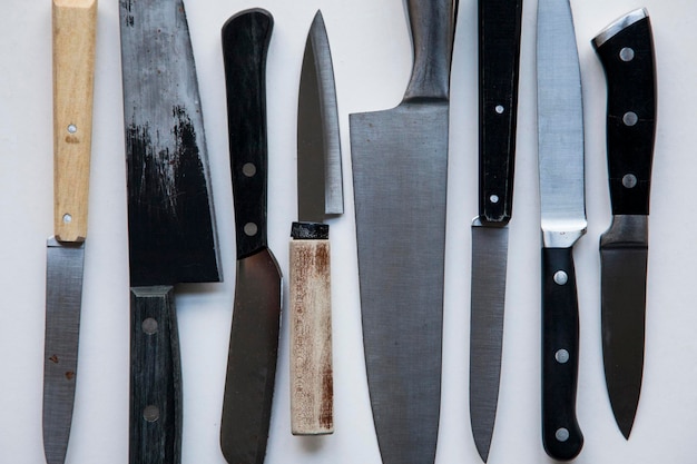 Eine Vielzahl von Messern auf einem einfarbigen Hintergrund Konzept der Messerkriminalität