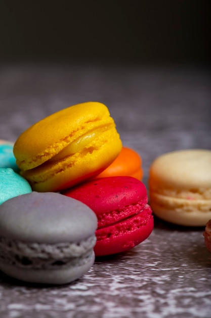 Eine Vielzahl von pastellfarbenen Macarons