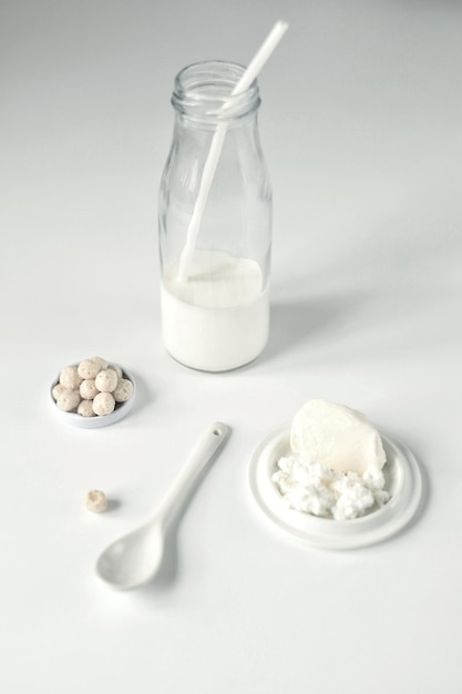 Eine Vielzahl von weißen Produkten für die Zubereitung eines köstlichen und gesunden Frühstücks auf weißem Hintergrund