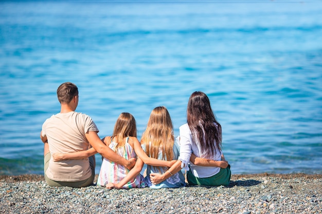 Eine vierköpfige Familie hat gemeinsam Spaß im Strandurlaub