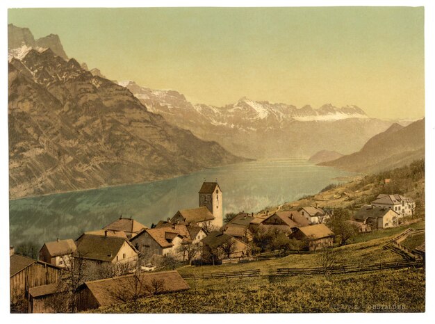 eine Vintage-Postkarte eines Dorfes mit einem See im Hintergrund