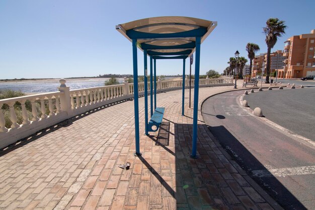 Eine Vintagestyle-Bushaltestelle am Strand von Isla Cristina Spanien