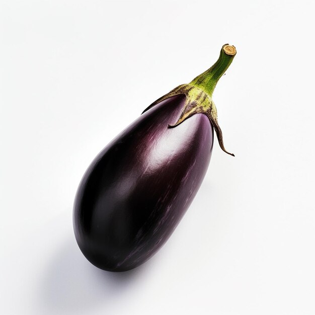 Eine violette Aubergine mit grüner Spitze sitzt auf einem weißen Hintergrund.