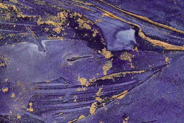Eine violette Murmel mit Goldfolie darauf