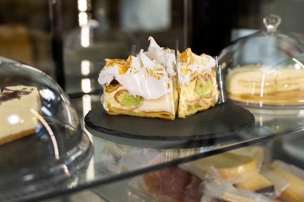 Eine Vitrine mit Süßigkeiten in einem Café Cupcakes und bunte Makronen auf dem Tortenständer
