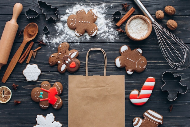 Eine Vorbereitung und Plätzchen für Weihnachtsfest auf einem hölzernen Hintergrund machen.