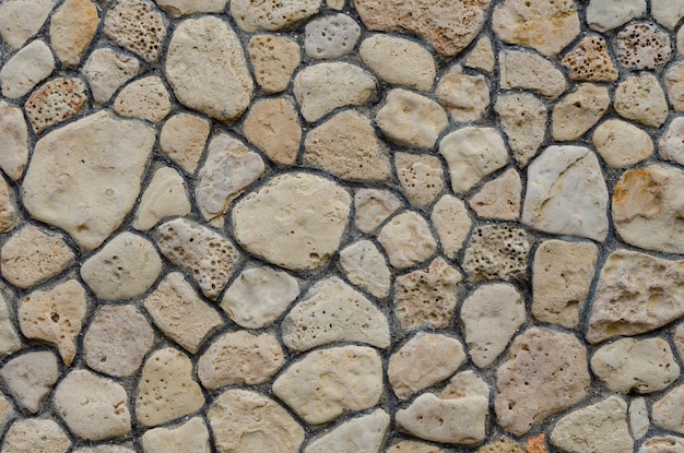 Eine Wand aus Steinfragmenten unterschiedlicher Größe.