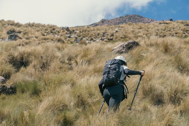 Eine Wanderin auf der Spur in den Bergen