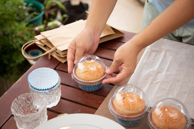 Eine weibliche Hand steckte eine Schachtel Mondkuchen in eine Papiertüte für die Lieferung