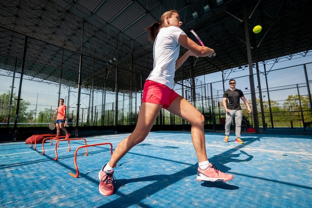 Eine weibliche Tennisspielerin in voller Länge