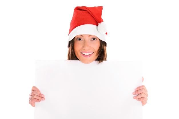 eine Weihnachtsfrau, die ein weißes Brett hält und über weiß lächelt
