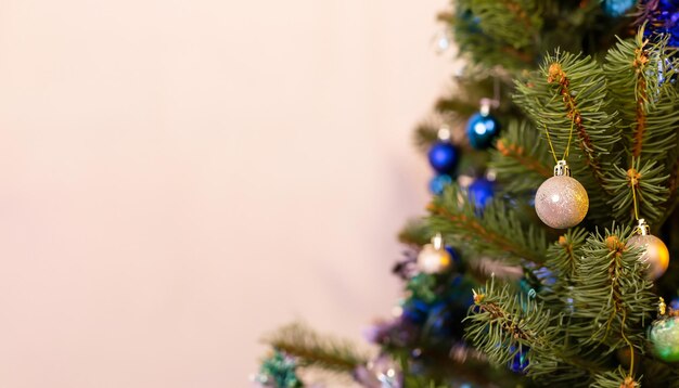 Eine Weihnachtskugel für den Weihnachtsbaum Nahaufnahme der Weihnachtsdekoration Neujahr und Weihnachten