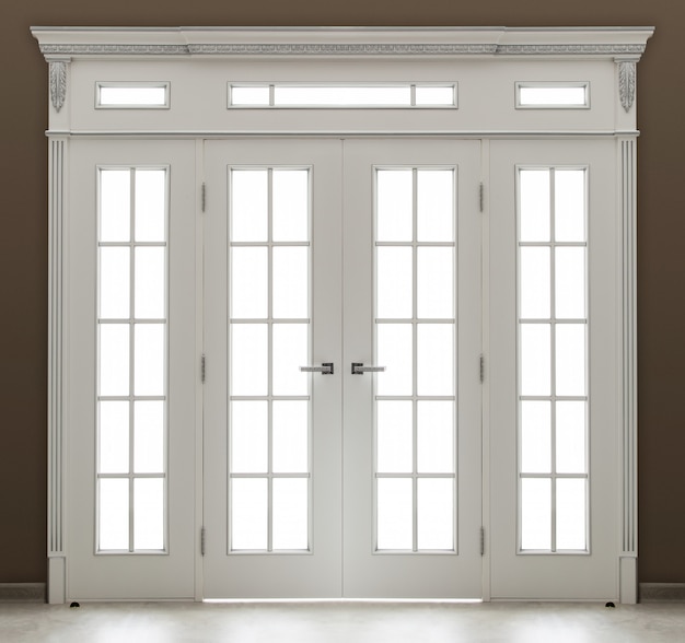 Eine weiß dekorierte Doppeltür mit Glas