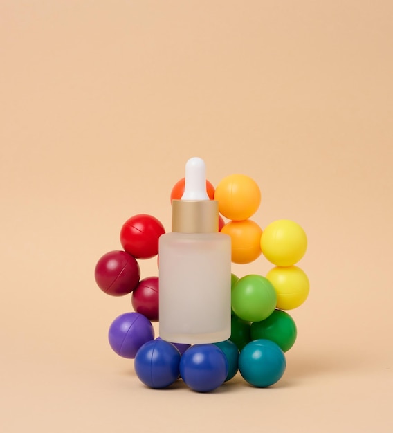Eine weiße Glasflasche mit einer Pipette auf beigem Hintergrund, ein Behälter für Kosmetikprodukte