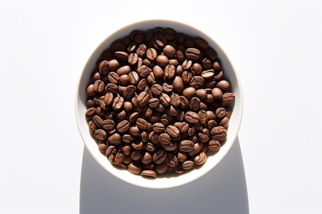 Eine weiße Schüssel voller aromatischer Kaffeebohnen erzeugt eine verlockende Anzeige