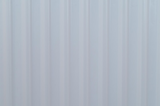 Foto eine weiße wand mit blauem hintergrund und einem weißen streifen.