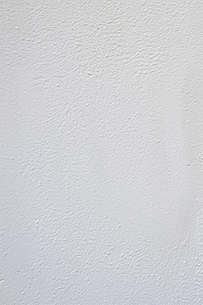 eine weiße Wand mit einem weißen, textierten Hintergrund, auf dem ein Muster des Wortes "h" steht