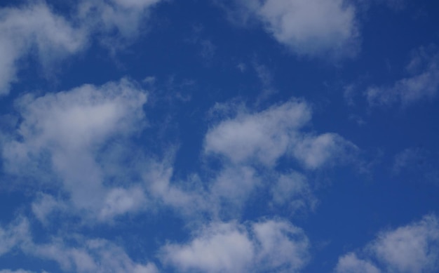 Eine weiße Wolke am Himmel