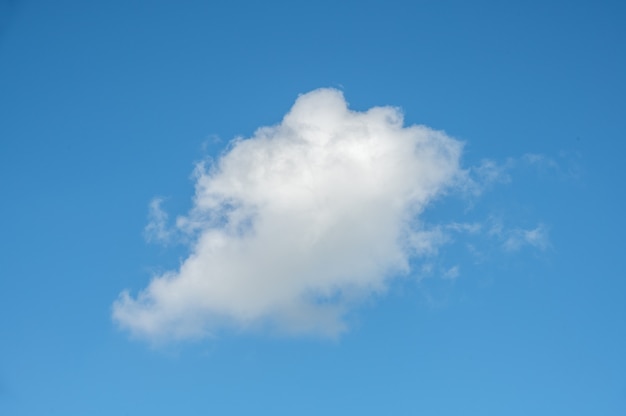 Eine weiße Wolke schwebt am blauen Himmel