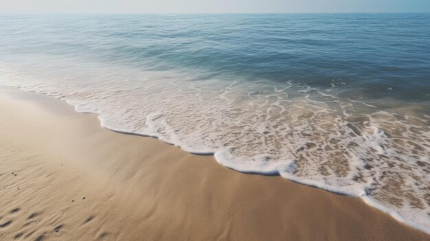 Eine Welle an einem Sandstrand mit einem Strand im Hintergrund