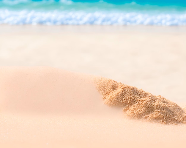 Foto eine welle bricht an einem strand