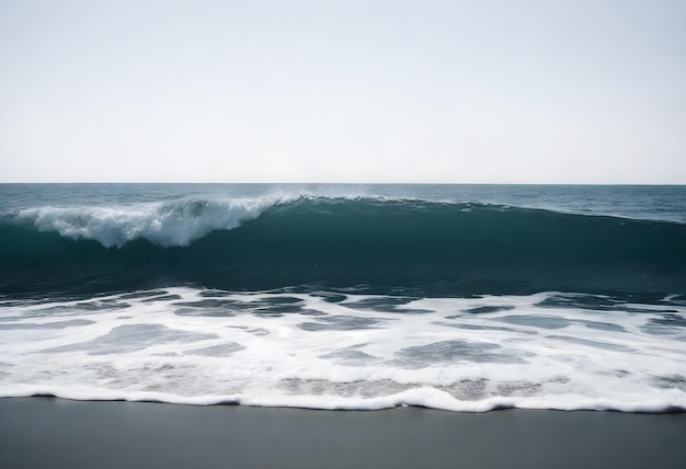 eine Welle, die im Ozean auf dem Gipfel steht