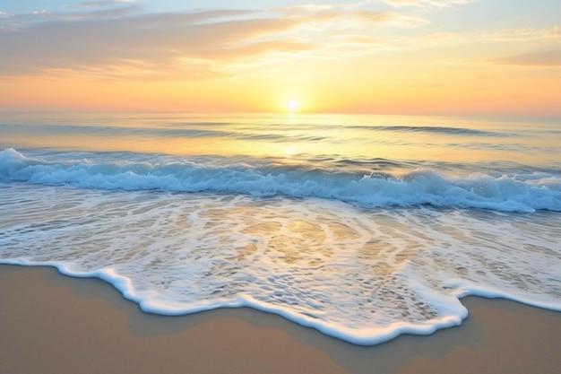 eine Welle stürzt bei Sonnenuntergang auf den Strand