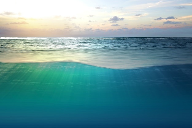 Eine Welle von blauem Wasser auf dem Ozean mit Blick auf den blauen Himmel