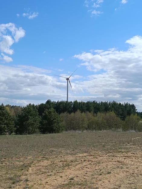 Eine Windkraftanlage ist in der Ferne