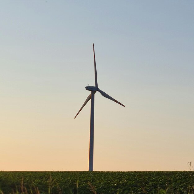 Eine Windmühle auf einem Feld