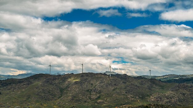 Eine Windturbinenfabrik auf einem Hügel im Nordosten Portugals für erneuerbare Energien