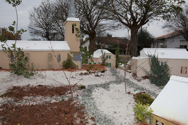 Eine Winterszene getrennt auf weißem Hintergrund