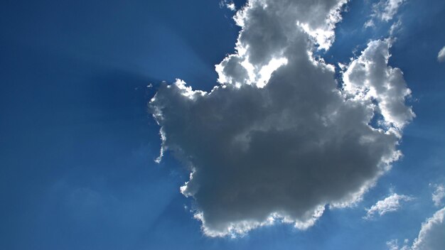 Eine Wolke am blauen Himmel, die die Sonne bedeckt