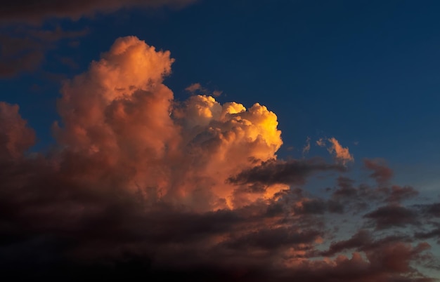 Eine Wolke am Himmel bei Sonnenuntergang