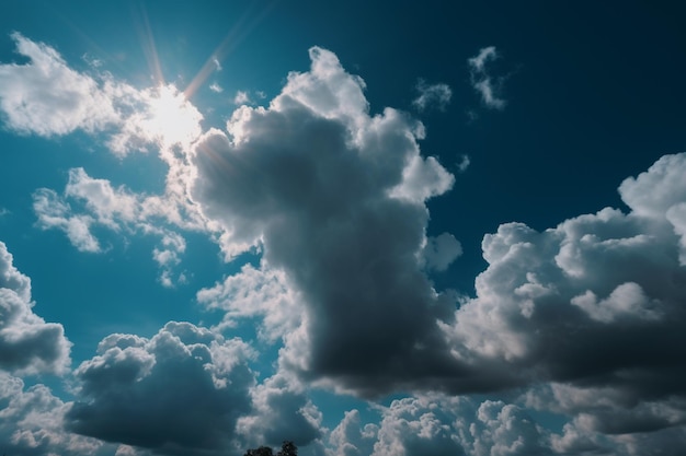 Eine Wolke am Himmel, durch die die Sonne scheint