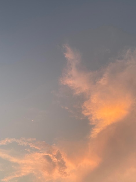 Eine Wolke, die am Himmel steht