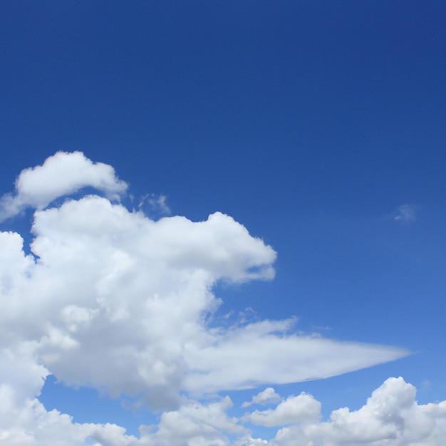 Eine Wolke, die am Himmel steht