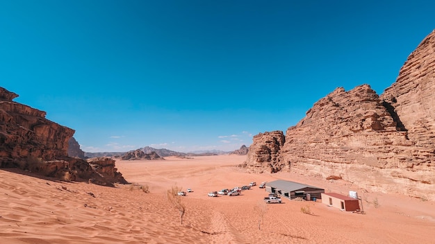 Eine Wüstenszene mit einem Campingplatz in der Wüste