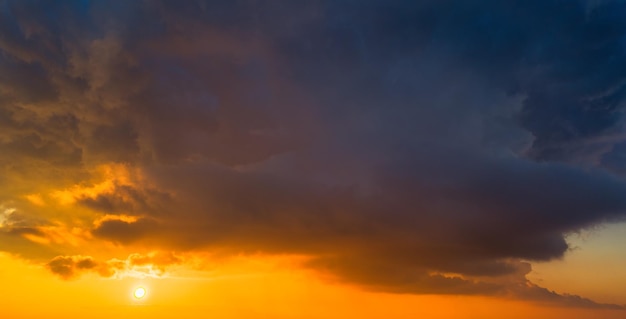 Eine wunderbare Dämmerung über den Wolken Natürlicher Hintergrund