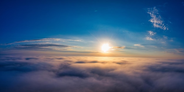 Eine wunderbare Dämmerung über den Wolken Natürlicher Hintergrund