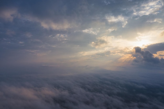 Eine wunderbare Dämmerung über den Wolken Natürlicher Hintergrund